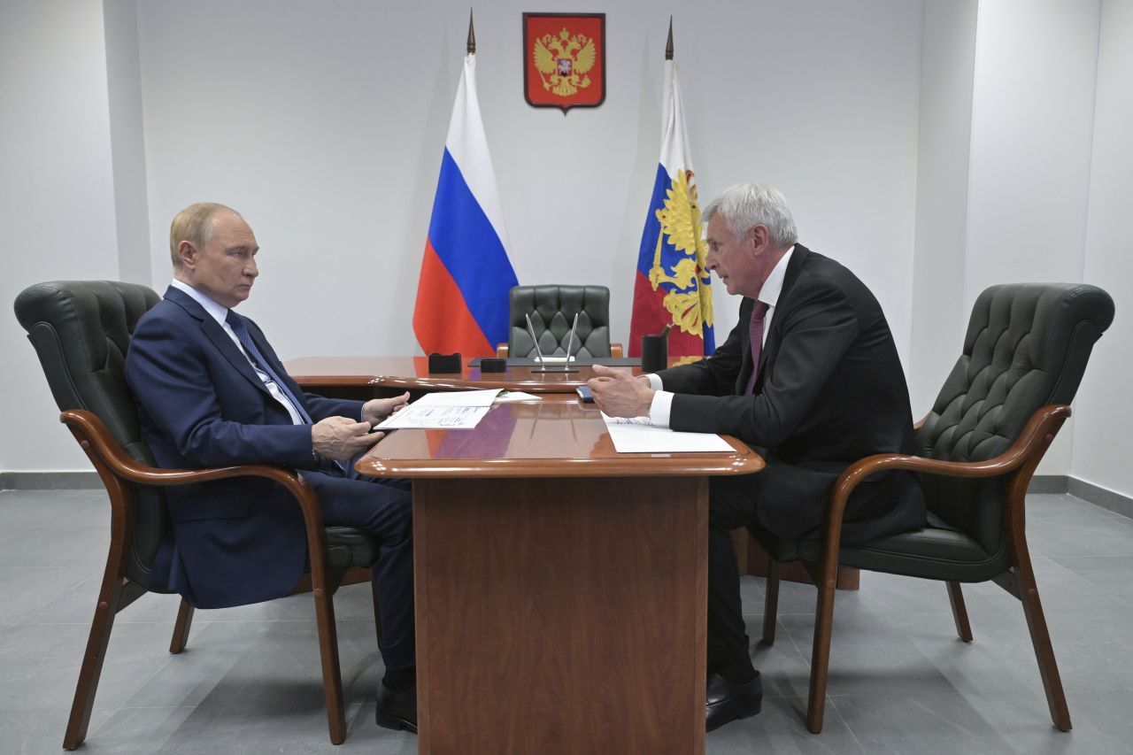 <p>Полетът на самолетите и червеният килим поставиха сцената за срещата между Владимир Путин и Доналд Тръмп в Анкъридж, Аляска. Лидерите си размениха топло ръкостискане пред символичния надпис &quot;ALASKA 2025&quot;. Първата им лична среща от 2019 г. се проведе във формат 3 на 3 с ключови дипломати, а изборът на Аляска подчерта геополитическото напрежение около едно от най-значимите международни събития напоследък.</p>