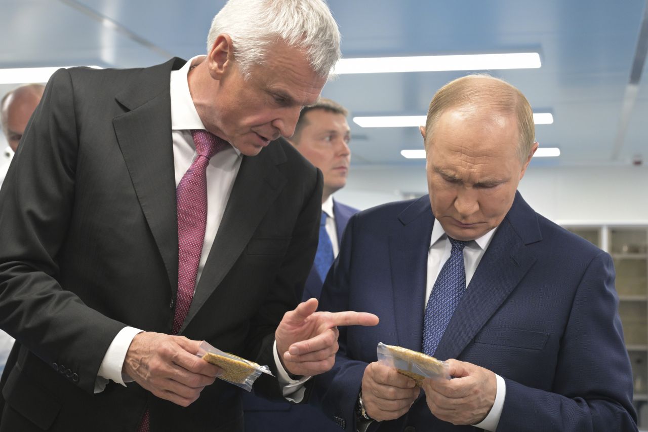 <p>Полетът на самолетите и червеният килим поставиха сцената за срещата между Владимир Путин и Доналд Тръмп в Анкъридж, Аляска. Лидерите си размениха топло ръкостискане пред символичния надпис &quot;ALASKA 2025&quot;. Първата им лична среща от 2019 г. се проведе във формат 3 на 3 с ключови дипломати, а изборът на Аляска подчерта геополитическото напрежение около едно от най-значимите международни събития напоследък.</p>
