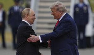 <p>Големият театър на Си: Как Тръмп и Путин получиха един и същ червен килим, но си тръгнаха с различна съдба</p>