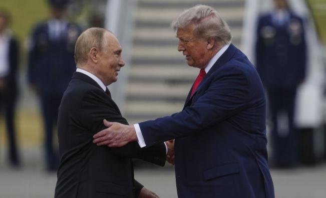 <p>Големият театър на Си: Как Тръмп и Путин получиха един и същ червен килим, но си тръгнаха с различна съдба</p>