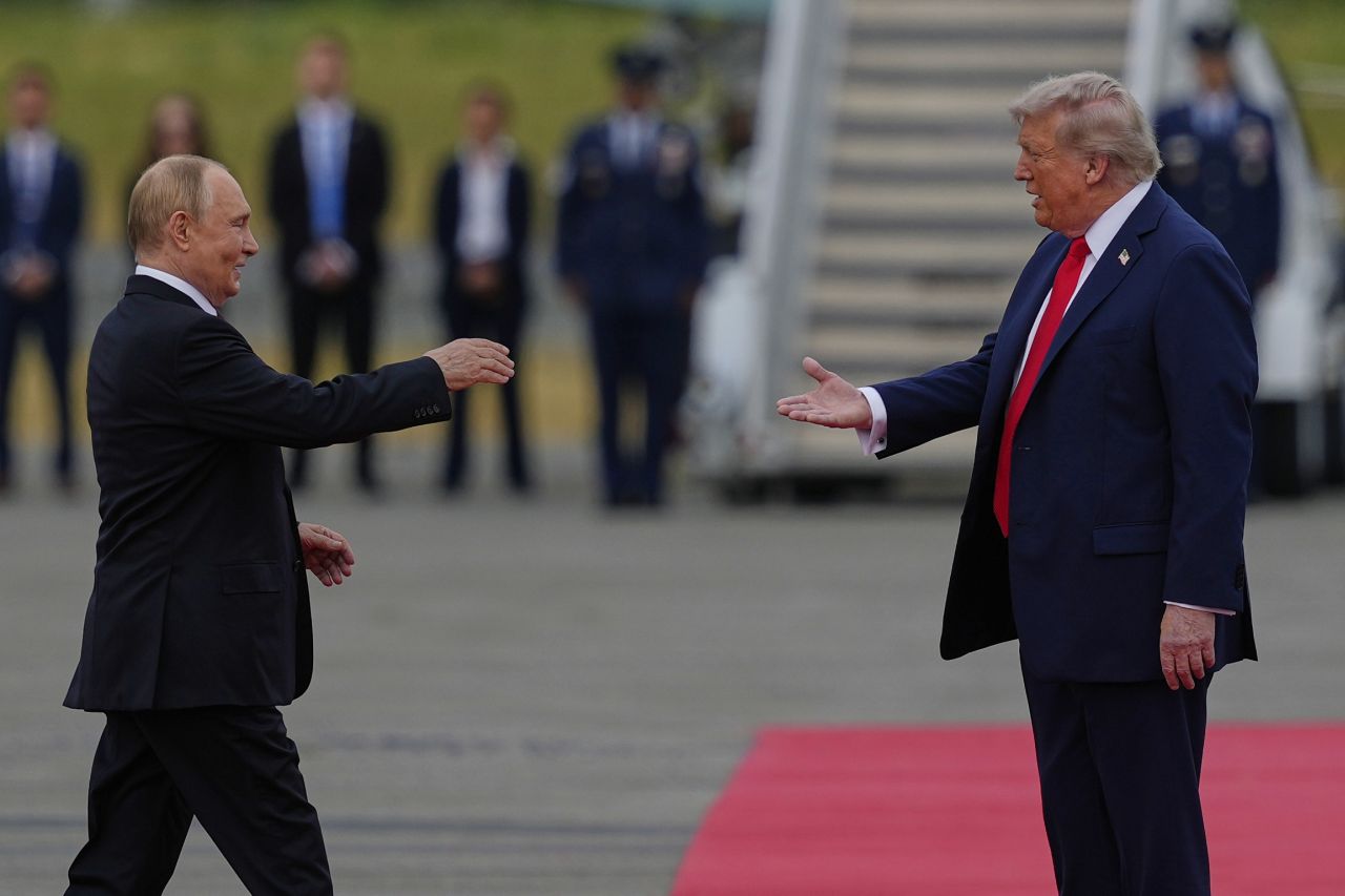 <p>Полетът на самолетите и червеният килим поставиха сцената за срещата между Владимир Путин и Доналд Тръмп в Анкъридж, Аляска. Лидерите си размениха топло ръкостискане пред символичния надпис &quot;ALASKA 2025&quot;. Първата им лична среща от 2019 г. се проведе във формат 3 на 3 с ключови дипломати, а изборът на Аляска подчерта геополитическото напрежение около едно от най-значимите международни събития напоследък.</p>