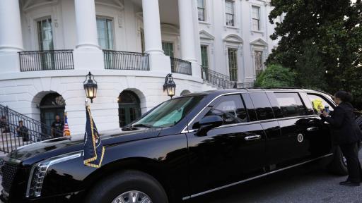 Лимузината на президента Доналд Тръмп, известна като „Звярът“, малко преди той да напусне Белия дом в петък, 15 август 2025 г., във Вашингтон. Днес президентът Тръмп пътува за среща с руския президент Владимир Путин в Аляска, на военна база на САЩ.