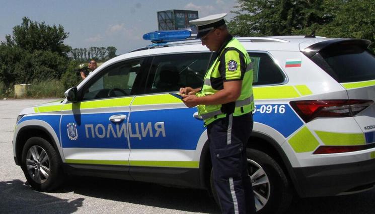 полиция - СЛЕД БРУТАЛНИЯ УДАР: Ченгета на лов за фалшиви книжки