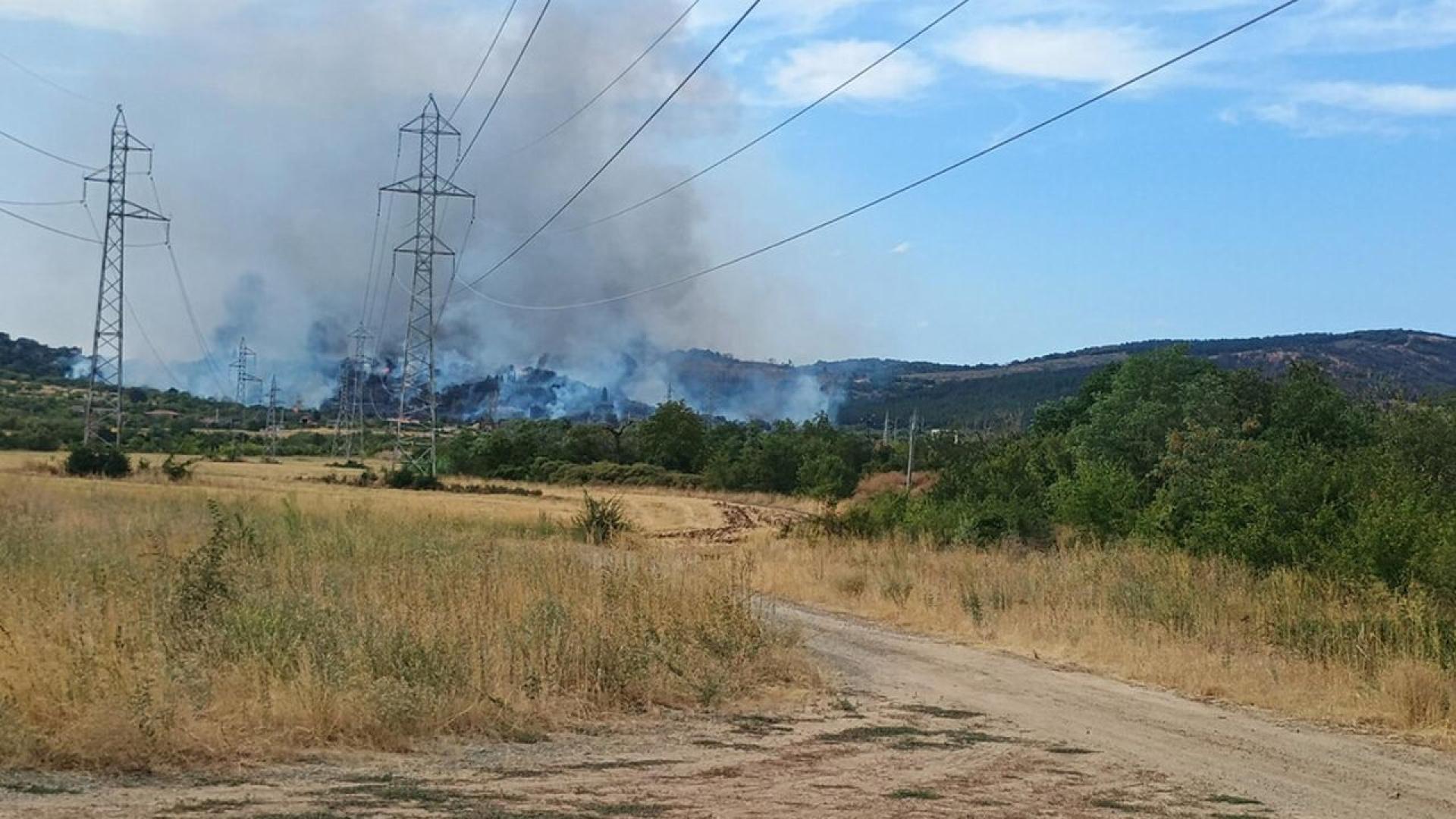 Голям пожар избухна в района на 7 ми километър край Стара