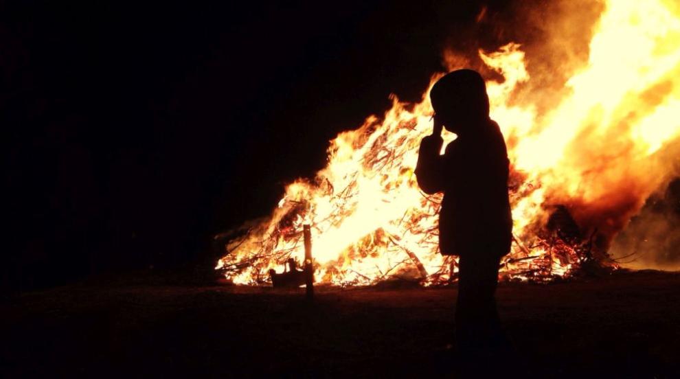 Един пожарникар загина, а десетки къщи са унищожени при горски пожари в Австралия