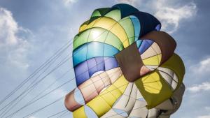 Австралийски следователи публикуваха в четвъртък драматични кадри на парашутист чийто