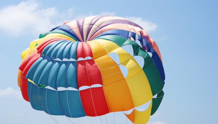 парашут - ТРАГЕДИЯ НА МОРЕТО: Дете загина след падане с парашут!