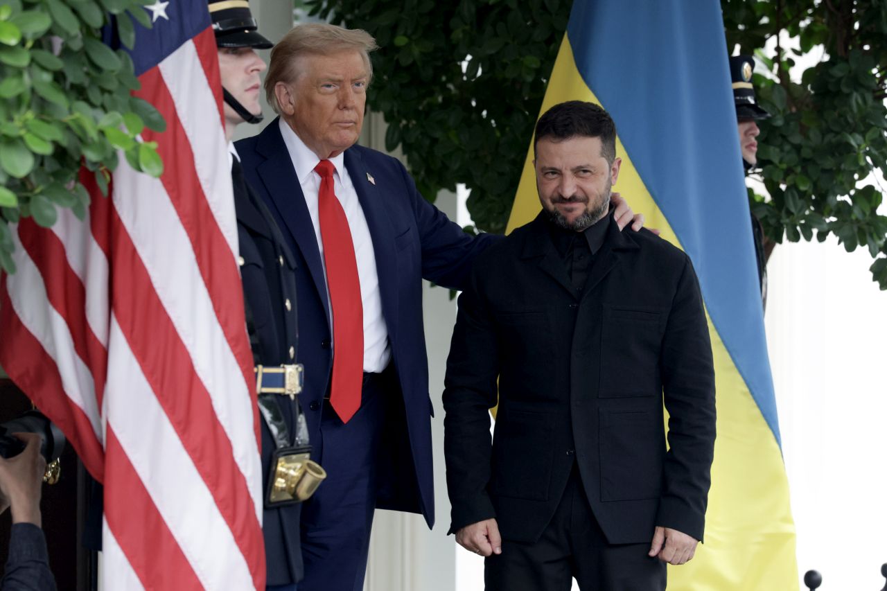 <p>Доналд Тръмп посрещна украинския президент Володимир Зеленски в Белия дом. Малко по-късно за ключовата среща пристигнаха и европейските лидери - президентът на Франция Еманюел Макрон, германският канцлер Фридрих Мерц, финландският президент Александър Стуб, италианският премиер Джорджа Мелони, британският премиер Кийр Стармър, председателката на Европейската комисия Урсула фон дер Лайен, както и генералният секретар на НАТО Марк Рюте</p>