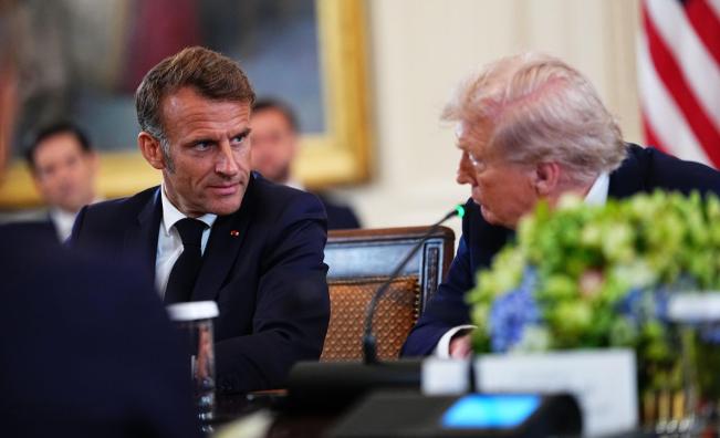 „Не са нито елегантни, нито уместни“: Макрон отговори на Тръмп за шегите за брака му