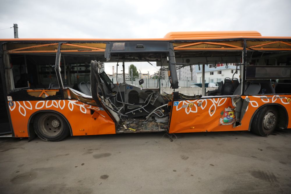 Вижте щетите по автобуса, в който се вряза 21-годишния Виктор