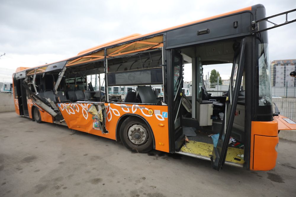 Вижте щетите по автобуса, в който се вряза 21-годишния Виктор