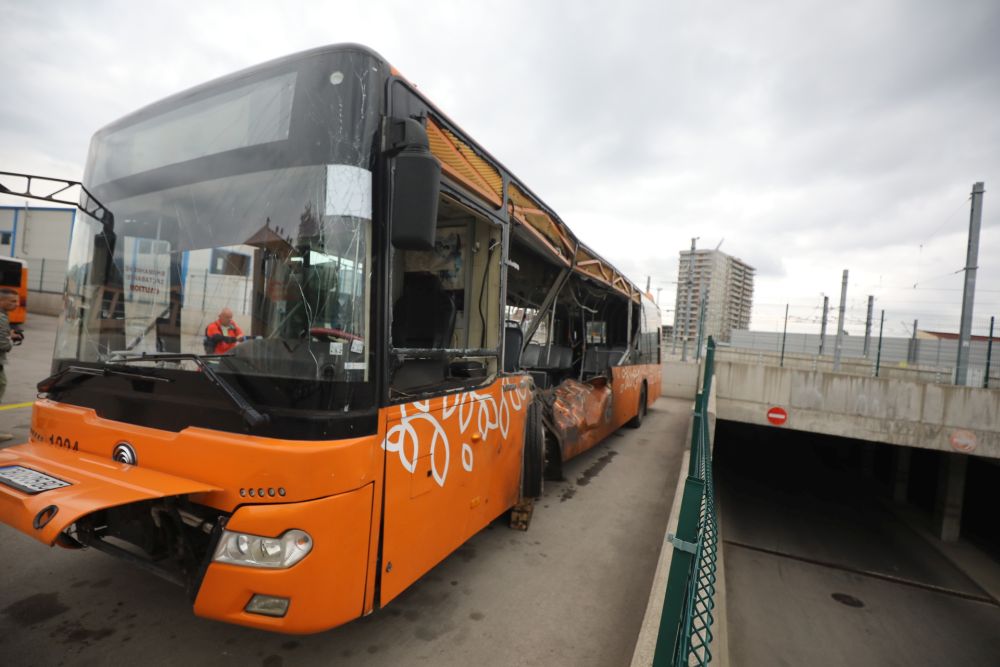 Вижте щетите по автобуса, в който се вряза 21-годишния Виктор