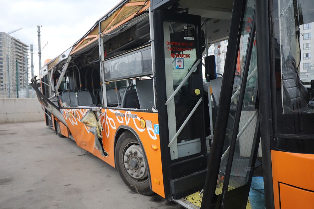 Вижте щетите по автобуса, в който се вряза 21-годишния Виктор