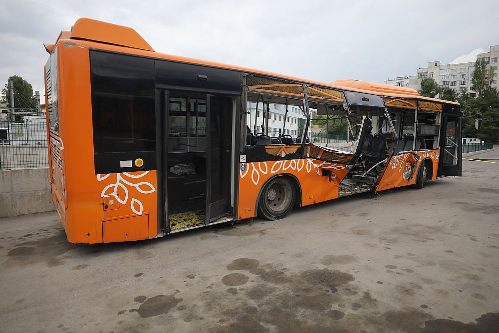 Вижте щетите по автобуса, в който се вряза 21-годишния Виктор