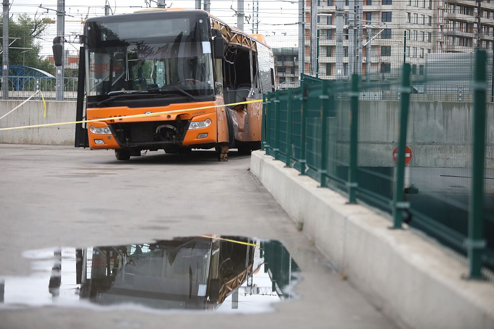 Вижте щетите по автобуса, в който се вряза 21-годишния Виктор