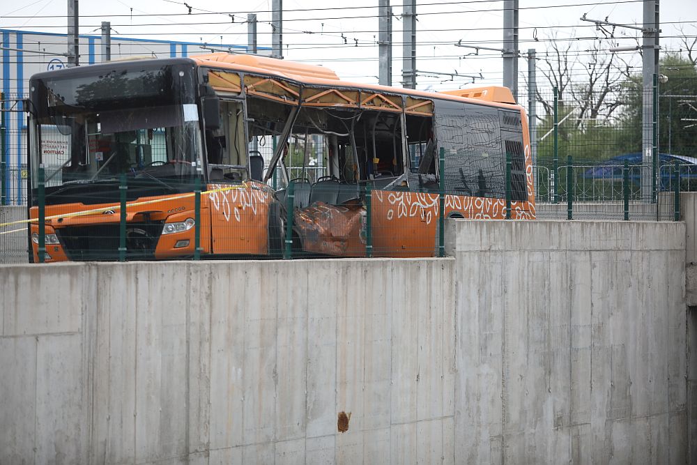 Вижте щетите по автобуса, в който се вряза 21-годишния Виктор