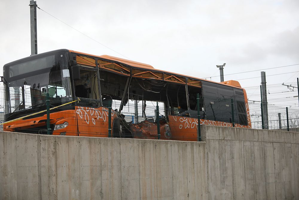Вижте щетите по автобуса, в който се вряза 21-годишния Виктор
