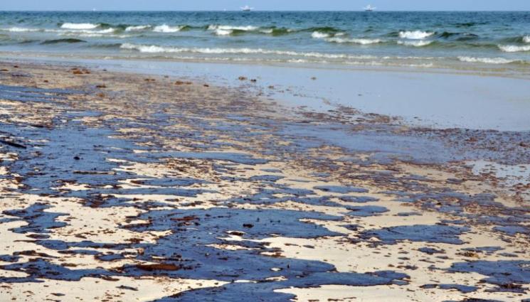 а - В БЪЛГАРСКАТА АКВАТОРИЯ: Над 170 петна от нефт в Черно море!