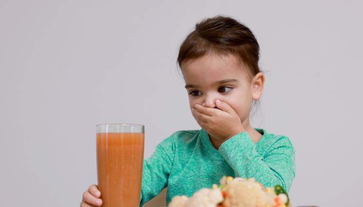 сок дете - ВНИМАНИЕ: Слузеста гнус изпадна от шише с детско сокче! (СНИМКИ)