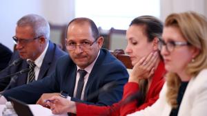 парламент депутати комисия