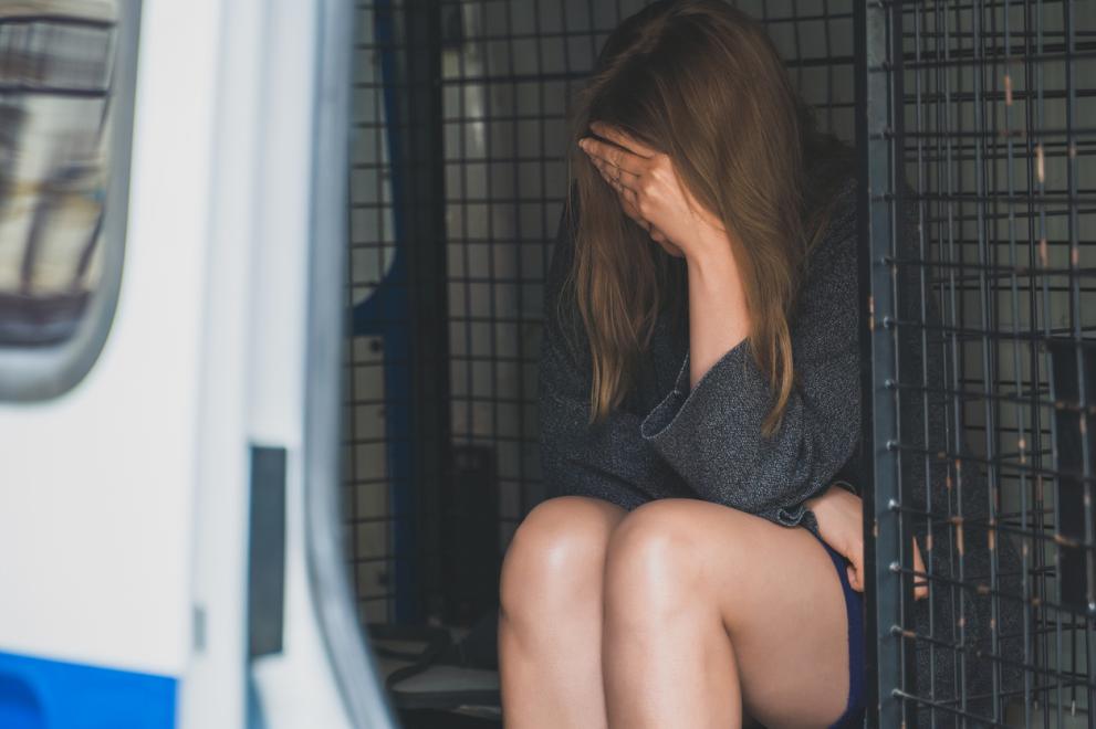 Жена изпива обезболяващо хапче след тежък работен ден, а часове по-късно