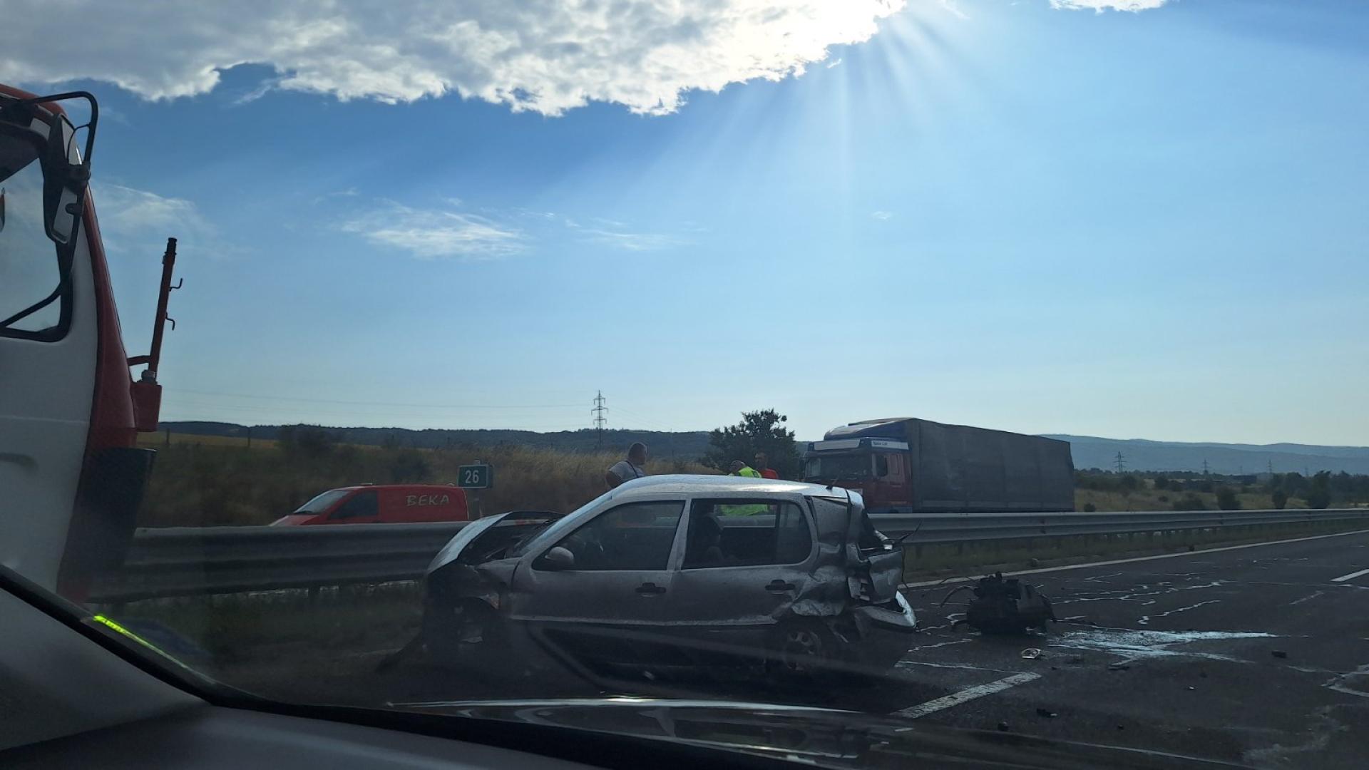 Катастрофа затруднява движението между 25 и и 26 и км на автомагистрала