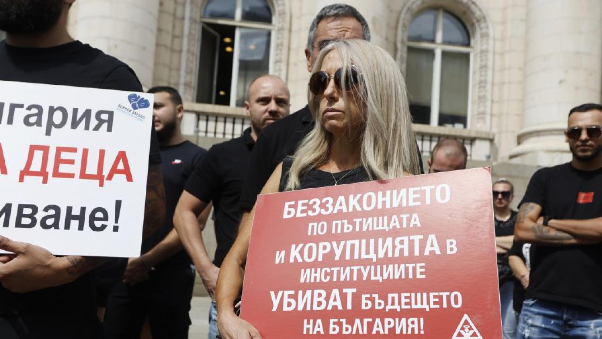 Пред съдебните палати в Бургас Пловдив и София се провеждат