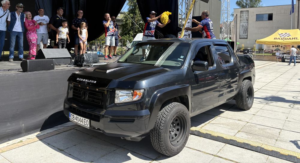 Ретро изложение на автомобили в Самоков