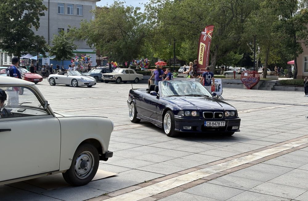 Ретро изложение на автомобили в Самоков