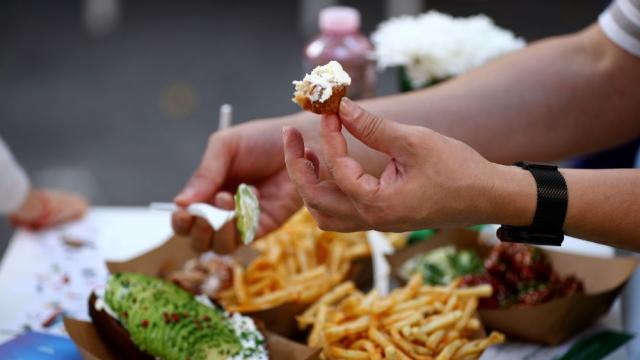 „Голямата маса“ в София събра хиляди на вкусна храна, питие и раздумка (СНИМКИ)