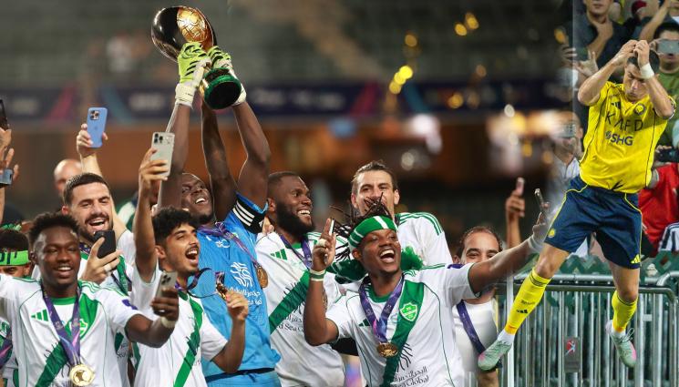 Роналдо Ал Ахли - Кристиано Роналдо бележи за нов рекорд, другите се снимаха с купата