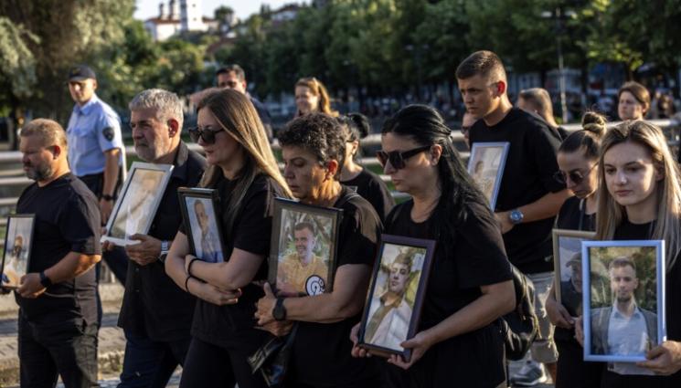 Кочани - ТАЗИ ТРАГЕДИЯ НЕ СЕ ЗАБРАВЯ: Родители почетоха паметта на загиналите в Кочани!