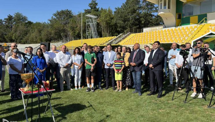 Футбол - Бойко Борисов и Георги Иванов присъстваха на първата копка за поставянето  на осветление на стадион 