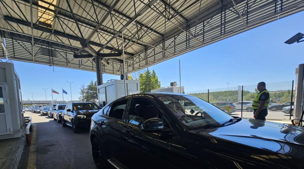 Интензивен трафик за коли на ГКПП „Капитан Андреево” и „Калотина”