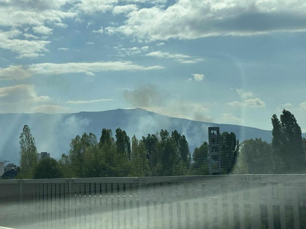 Пожар гори в квартал Кръстова вада в София, съобщиха от