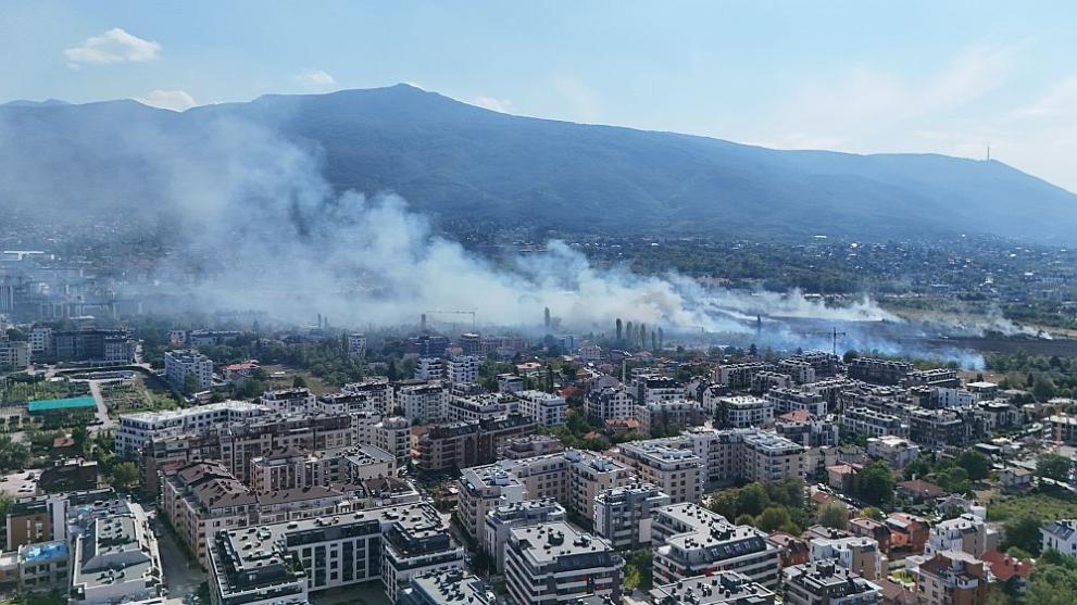 Пожар гори в квартал Кръстова вада в София, съобщиха от