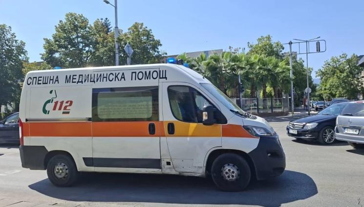 Линейка Спешна помощ Бърза помощ - Шофьор прегази 2-годишно дете!