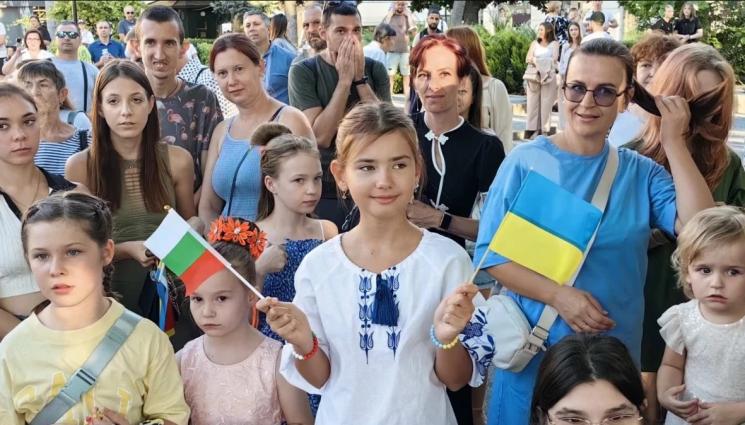 Украйна - С УКРАЙНА В СЪРЦЕТО: Ангел на мира и общо хоро на празник в Пловдив... (СНИМКИ)