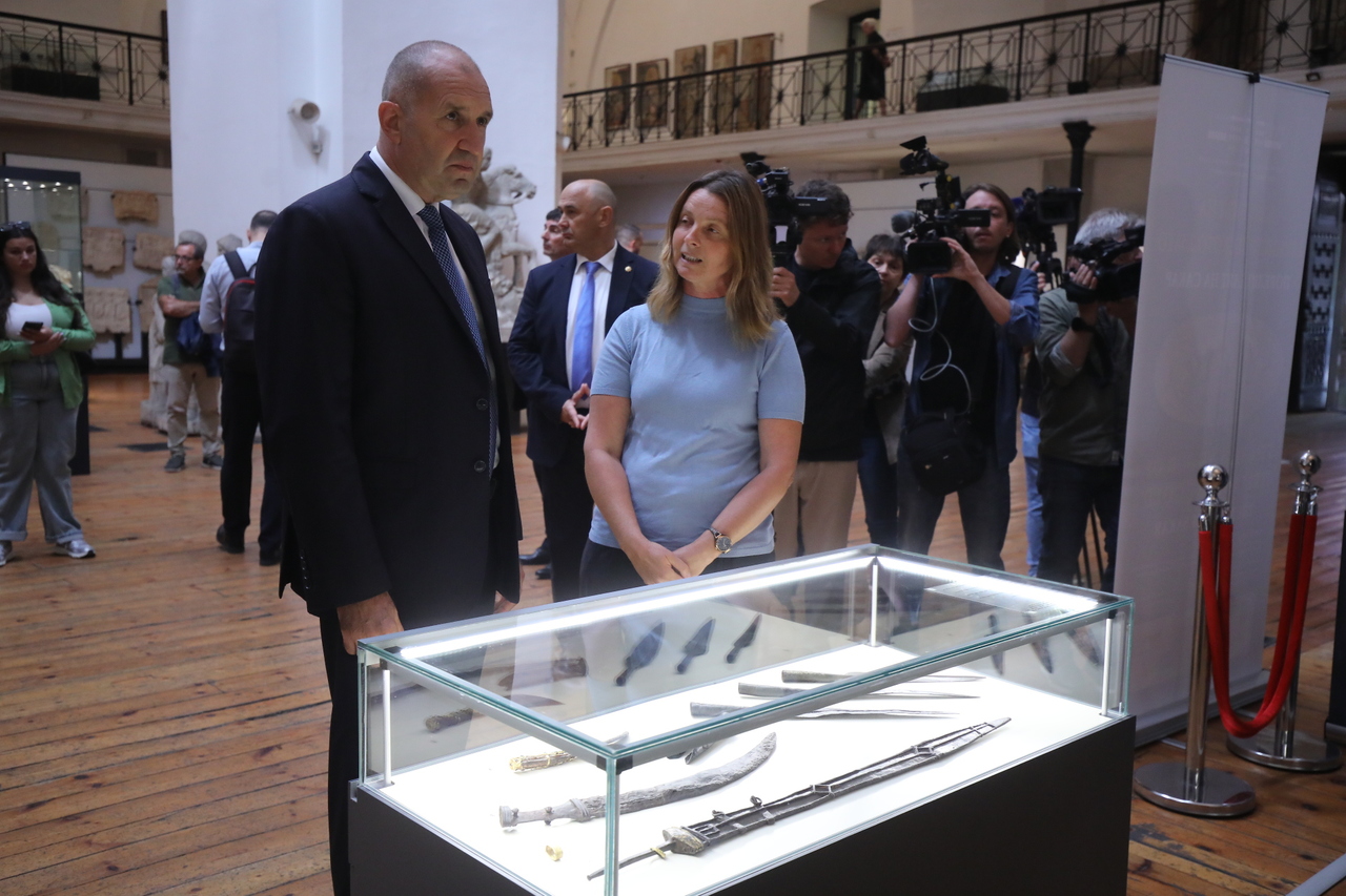 <p>Румен Радев разгледа находки от античния град Хераклея Синтика в Националния археологически институт с музей-БАН.</p>
