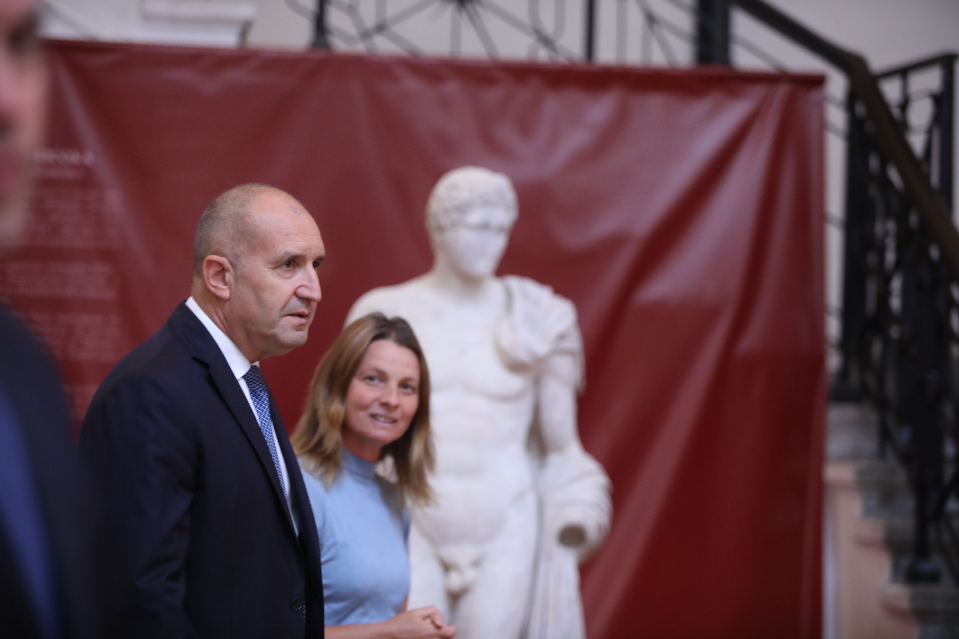 Румен Радев, след като разгледа находки от античния град Хераклея Синтика в Националния археологически институт с музей-БАН