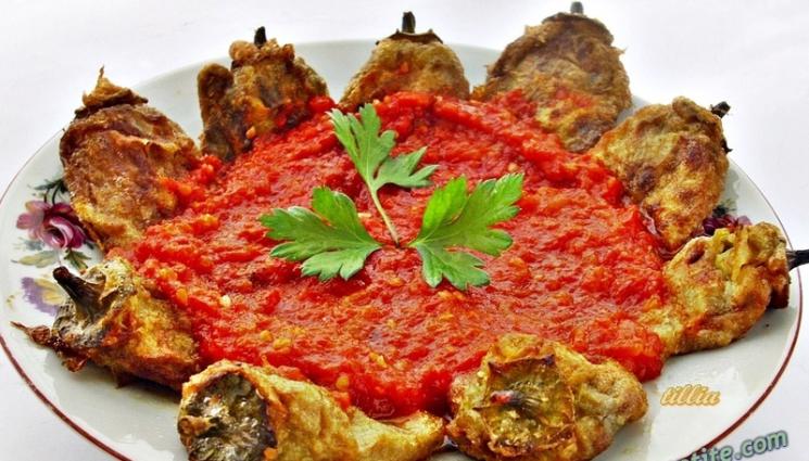 рецепти - ТИПИЧНО ПО НАШЕНСКИ: Панирани чушки с доматен сос или пък пиперки по панагюрски