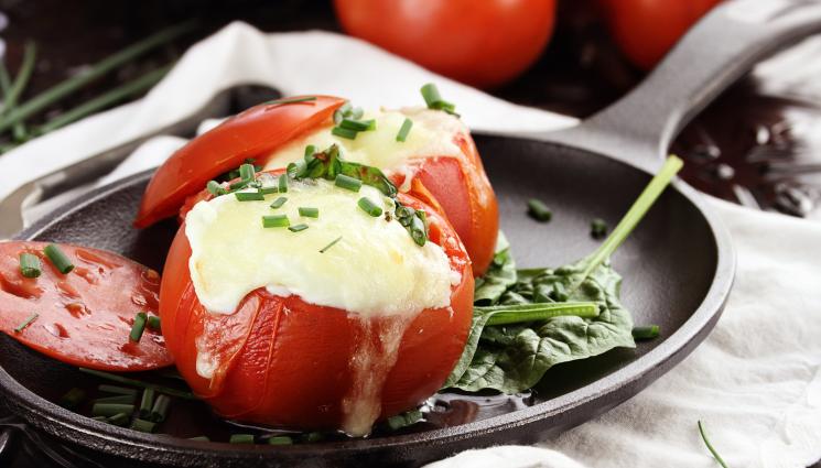 рецепти - ПЪЛНЕНИ И ВКУСНИ: Апетитни домати с яйце и сирене или пък богата Калугерска салата