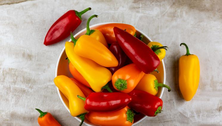 чушки - Две лесни и неустоими рецепти с печени чушки. Мързелив бърз бюрек или пък леко предястие