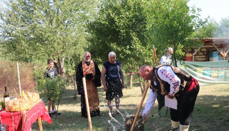 Иван Кънев - Агро Телеграф: Русенец строи параклис в пчелина си