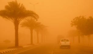 Пясъчен ад в Гърция: Прах от Сахара "оцвети" Крит в червено