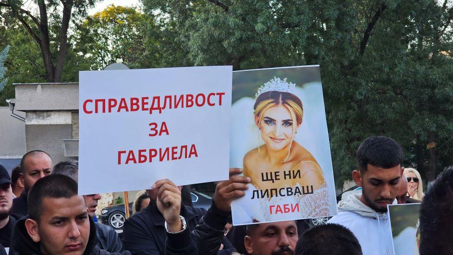С викове "Убийци!": Протестиращи нахлуха в АГ-комплекса на болницата в Русе