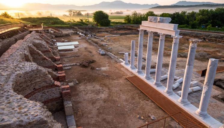 d - Правят път между Хераклея Синтика и комплекс 