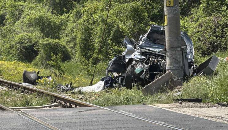 d - Товарен влак отнесе кола на неохраняем жп прелез