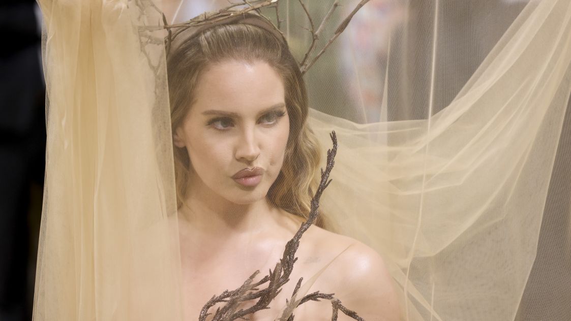 Lana Del Rey променя името на новия си албум и отлага датата на издаване
