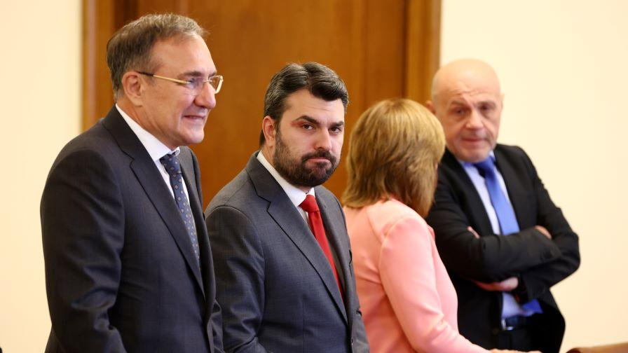 Правителството предлага да бъдат назначени 19 посланици и един постоянен представител в ООН